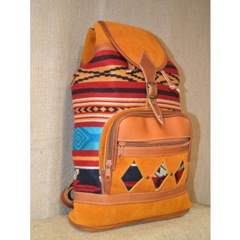 Plecak damski etniczny jasnobrązowy ze skóry  zamszowej z wełnianym materiałem.